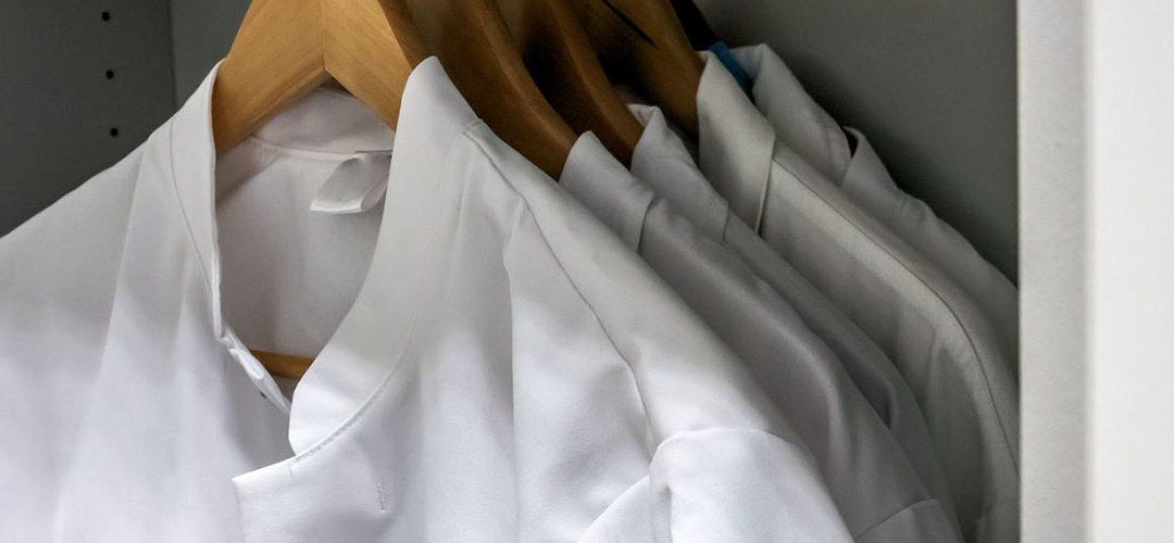L’histoire de la blouse de travail : du médical au bien-être et à l’esthétique